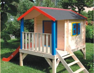 Dětský dřevěný domek se skluzavkou