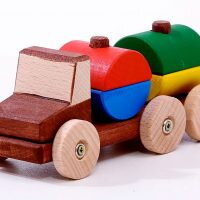 Dřevěné autíčko s barevnými nákladem