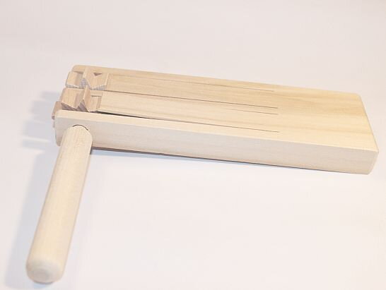 Dřevěná řehtačka - dvoukolová