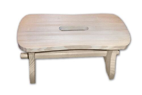 Dřevěná stolička v přírodním provedení